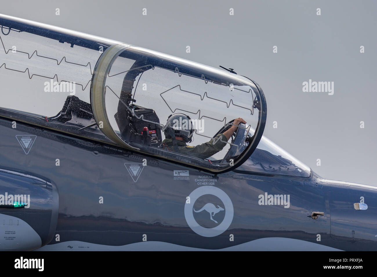 Royal Australian Air Force (RAAF) BAE Hawk 127 führen in Kämpfer trainer Flugzeuge. Stockfoto