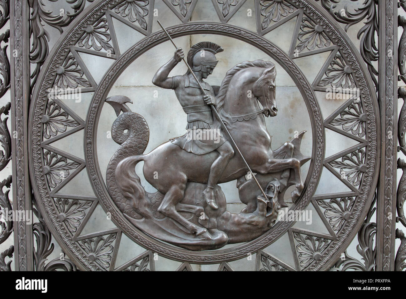 Marble Arch, London, GB. Detail der Bronzeguss Tore der Denkmal, auf einer Verkehrsinsel von stark befahrenen Straßen, Darstellung von Saint George slaying Dragon Stockfoto