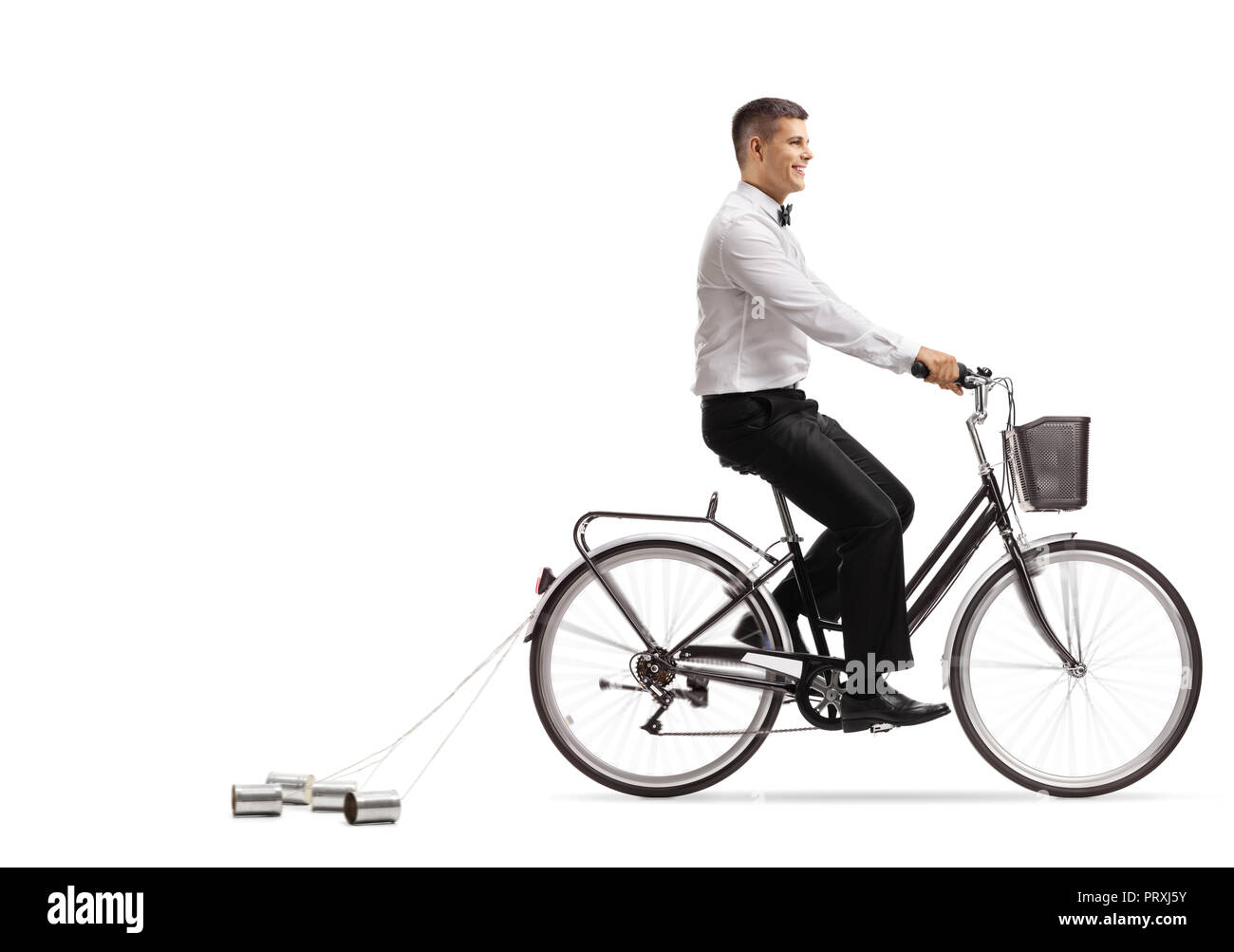 Bräutigam auf einem Fahrrad mit Hochzeit Blechdosen hinter auf weißem Hintergrund Stockfoto