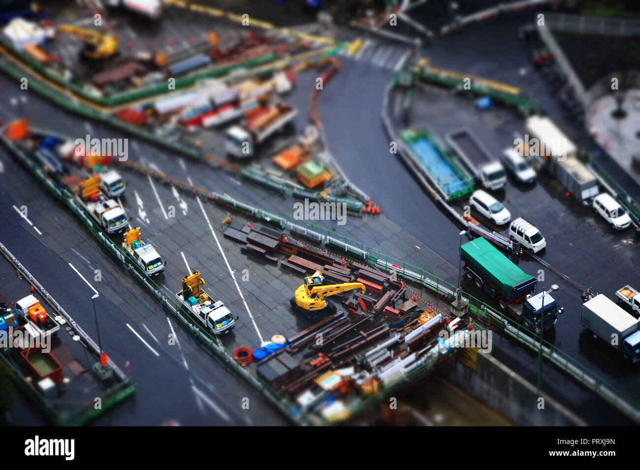Blick von oben nach unten auf der viel befahrenen Straße in Tokio Stockfoto