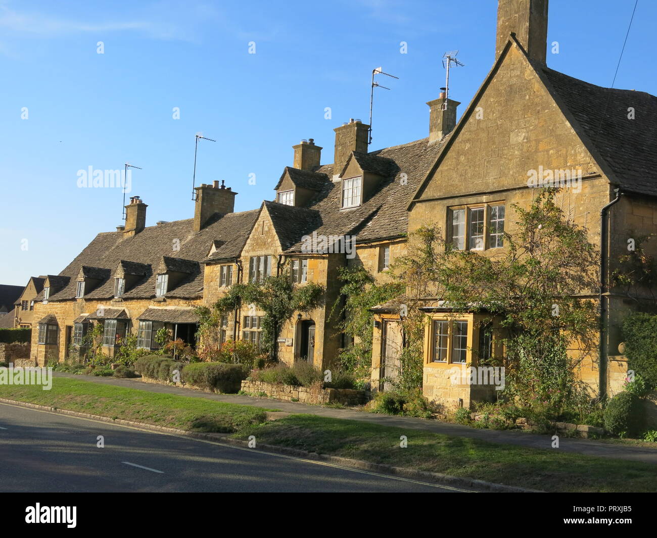 Blick auf Honigfarbenen Cotswold stone in Gebäude entlang der High Street in dem malerischen Dorf Broadway, Worcestershire, England. Stockfoto