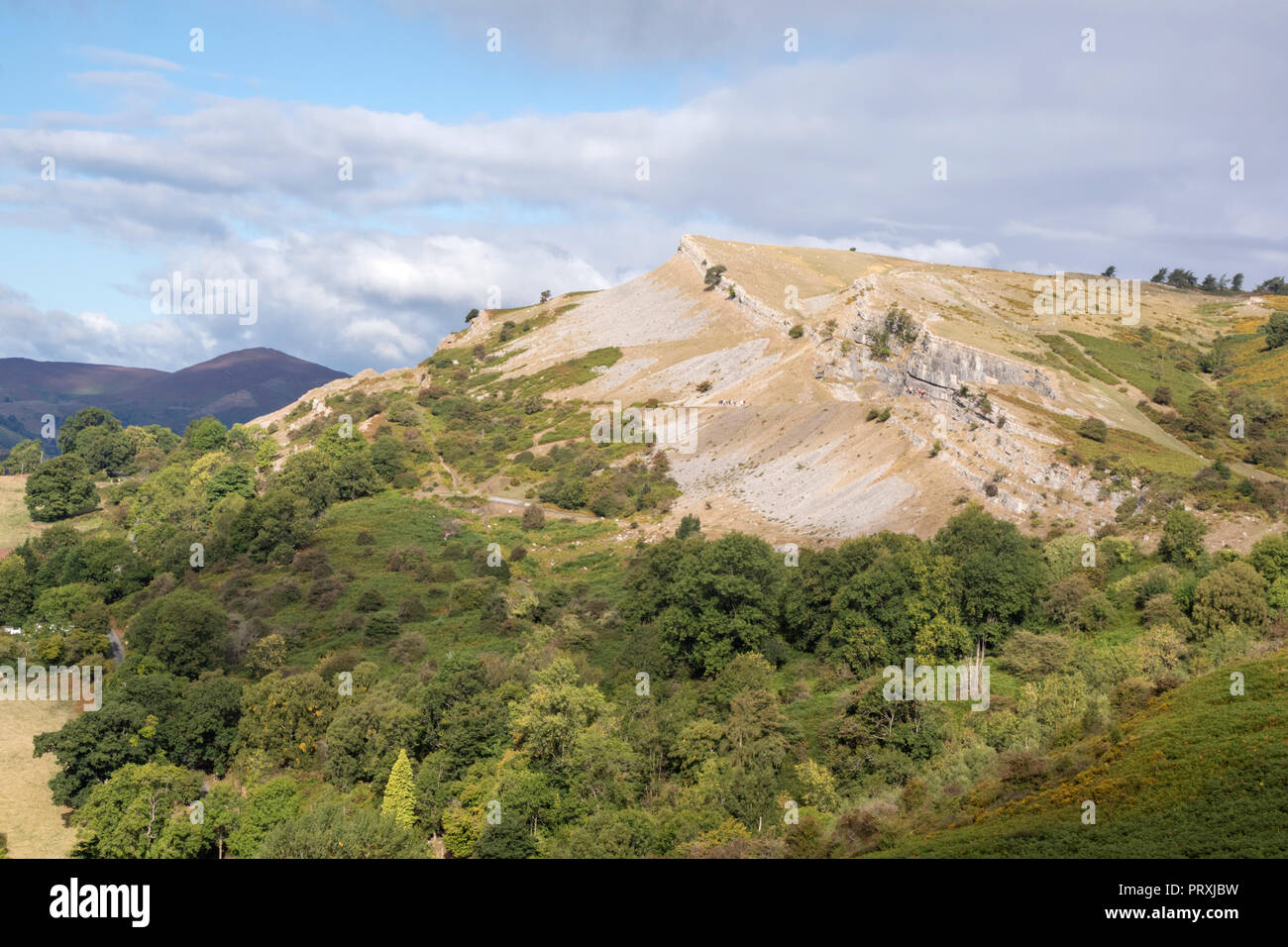 Die Kalkfelsen der Eglwyseg Escarpment über dem Tal von Llangollen, Wales, Großbritannien Stockfoto