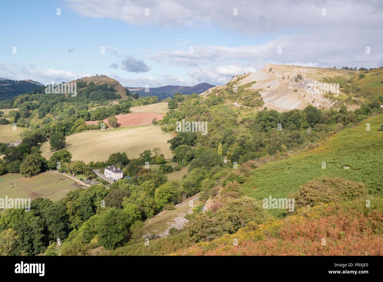 Die Kalkfelsen der Eglwyseg Escarpment über dem Tal von Llangollen, Wales, Großbritannien Stockfoto