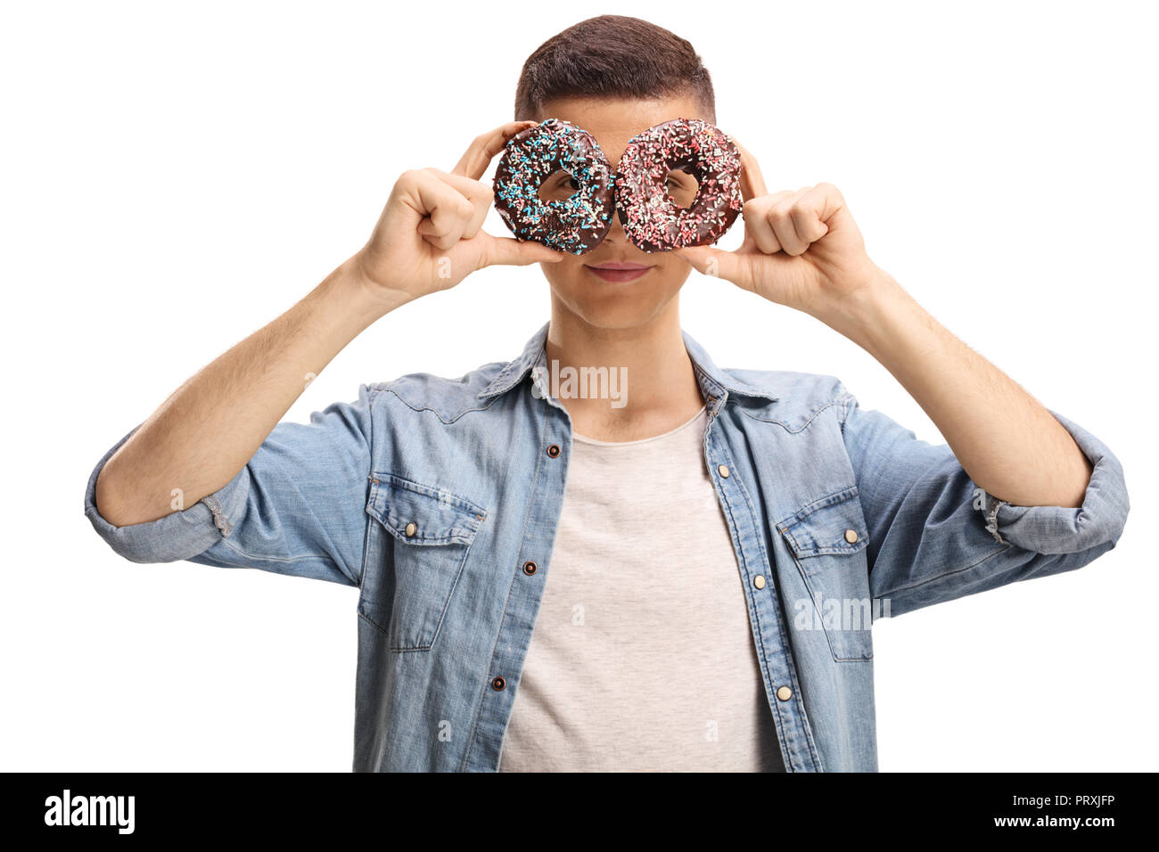 Junge männliche Holding donuts vor seinen Augen auf weißem Hintergrund Stockfoto