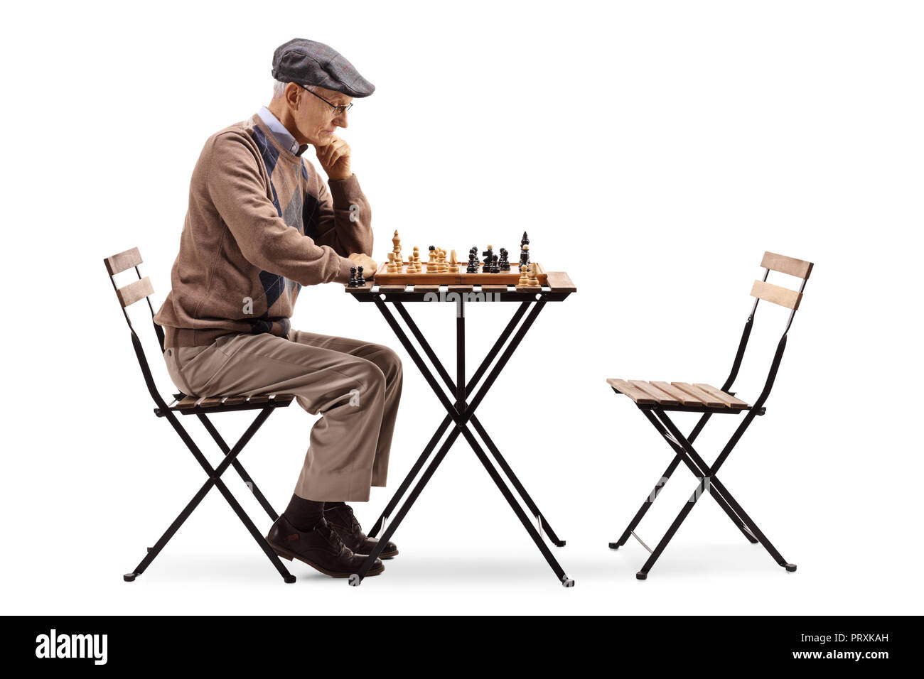 Älterer Mann seinen nächsten Schritt auf einem Schachbrett auf weißem Hintergrund Planung Stockfoto