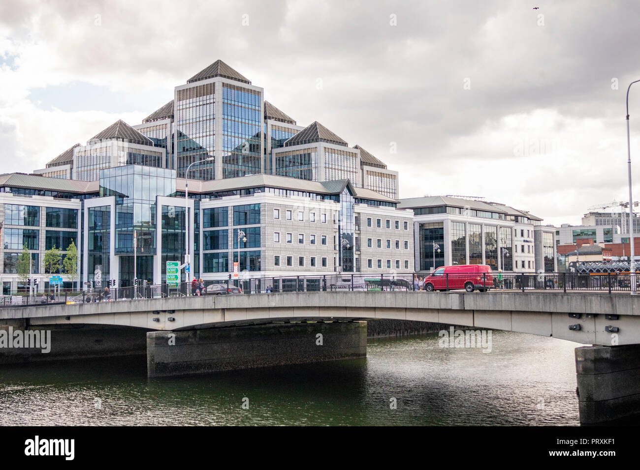 Die modernen Gebäude am Südufer des Flusses Leffey, George's Quay, Dublin, Irland, Europa. Stockfoto