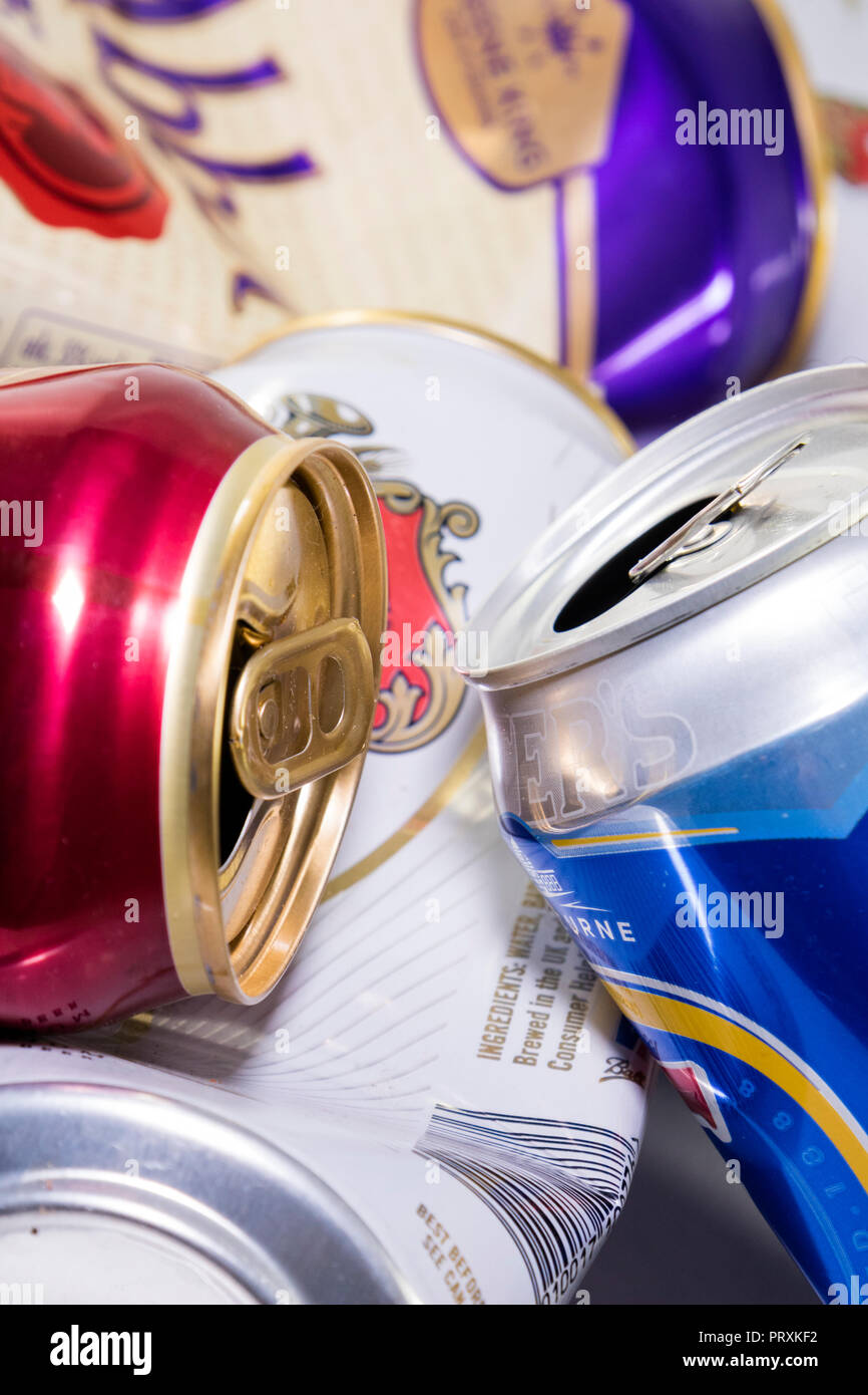 Leere Bier- und größeren Dosen Stockfoto