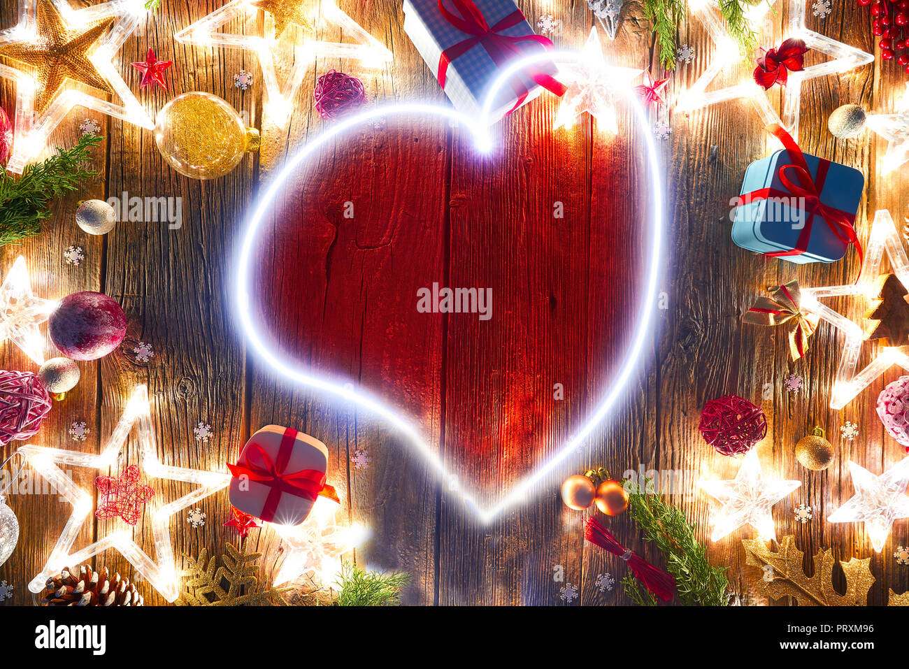 Weihnachten Postkarte Herz vintage Sterne auf Holz Hintergrund Stockfoto