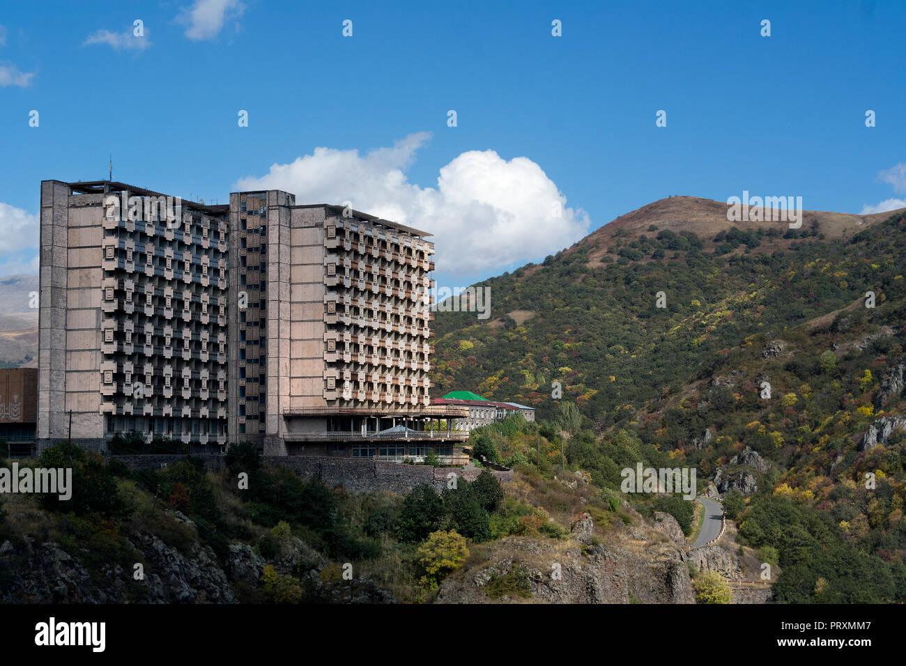 Die vom äußeren Gladzor Spa Resort Hotel mit Blick auf ein Tal im Ferienort Jermuk, Armenien Gore. Stockfoto