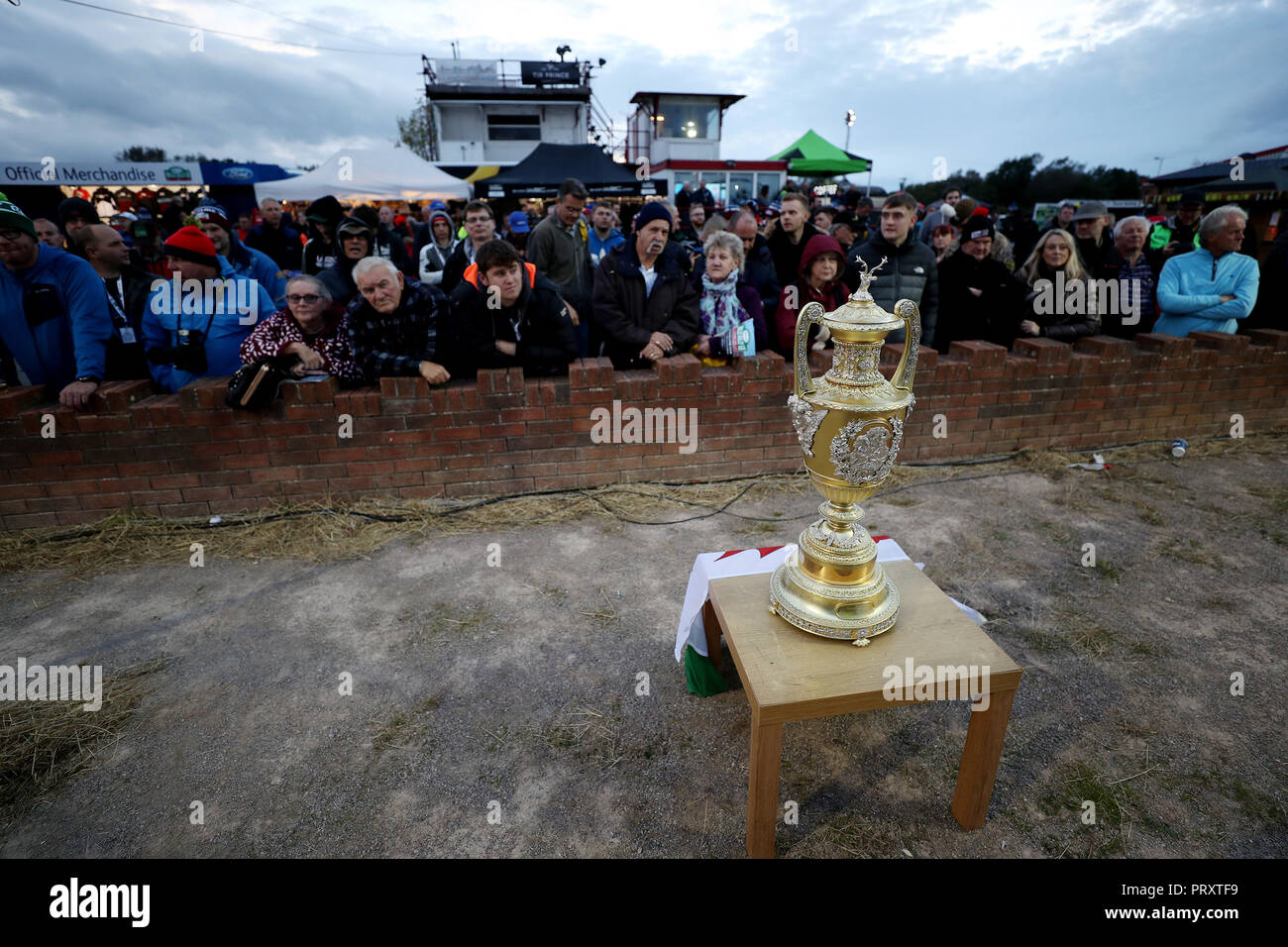 Die Siegertrophäe wird am ersten Tag der DayInsure Wales Rally GB in Tir Prince ausgestellt. DRÜCKEN SIE VERBANDSFOTO. Bilddatum: Donnerstag, 4. Oktober 2018. Siehe PA Story AUTO Rally. Bildnachweis sollte lauten: David Davies/PA Wire. Stockfoto