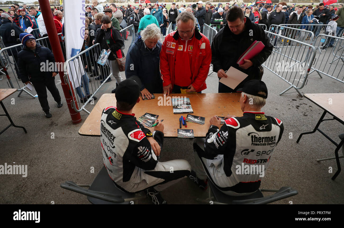 Treiber Sitzung Autogramm während des Tages eine Der DayInsure Wales Rally GB. PRESS ASSOCIATION Foto. Bild Datum: Donnerstag, 4. Oktober 2018. Siehe PA Geschichte Auto Rallye. Foto: David Davies/PA-Kabel. Einschränkungen: Nur für den redaktionellen Gebrauch bestimmt. Kommerzielle Nutzung mit vorheriger Zustimmung von Teams. Stockfoto