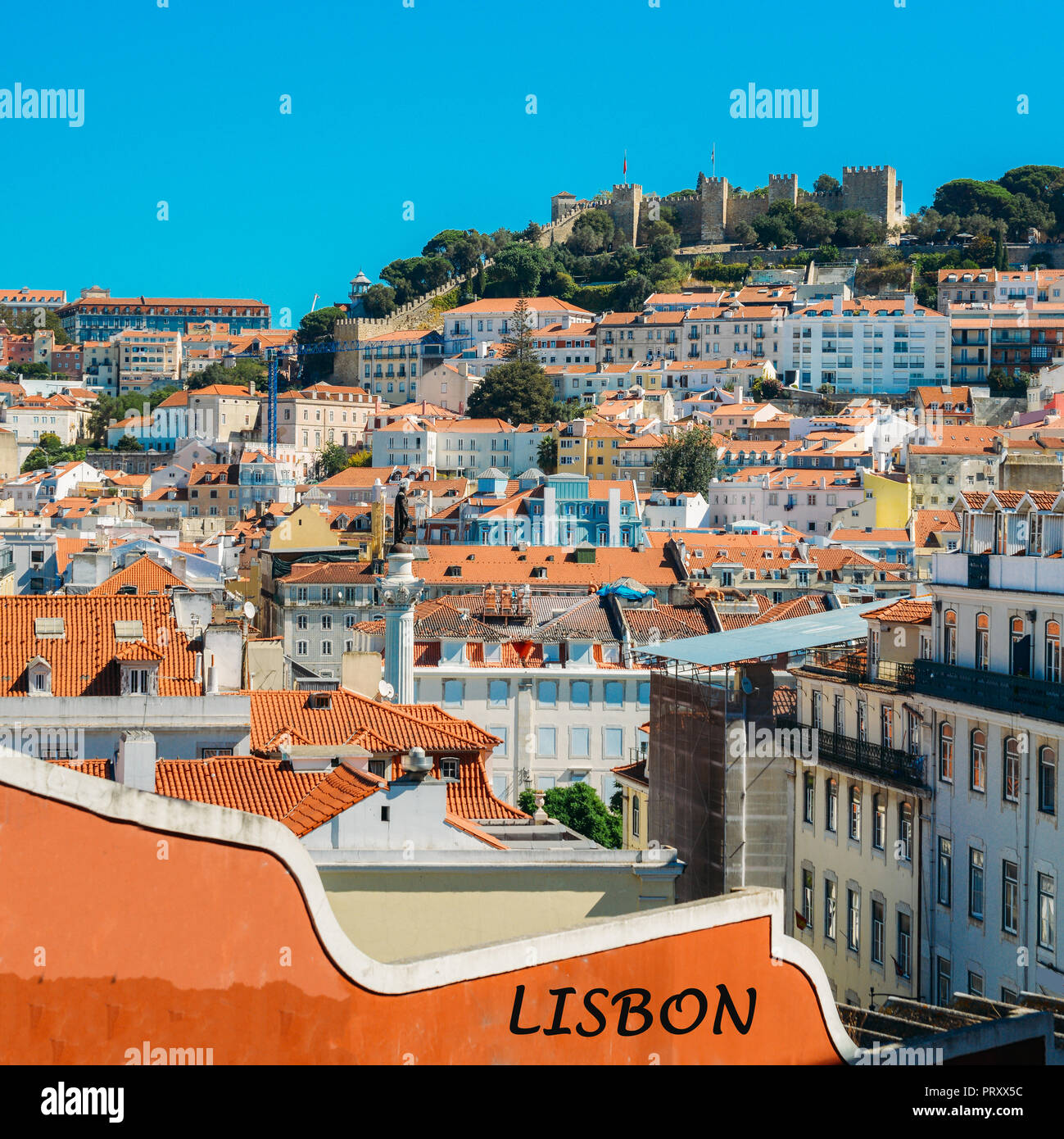 Blick auf typische Architektur in Baixa und Lissabon Festung von Saint George, Portugal - Lissabon an der Wand geschrieben Stockfoto
