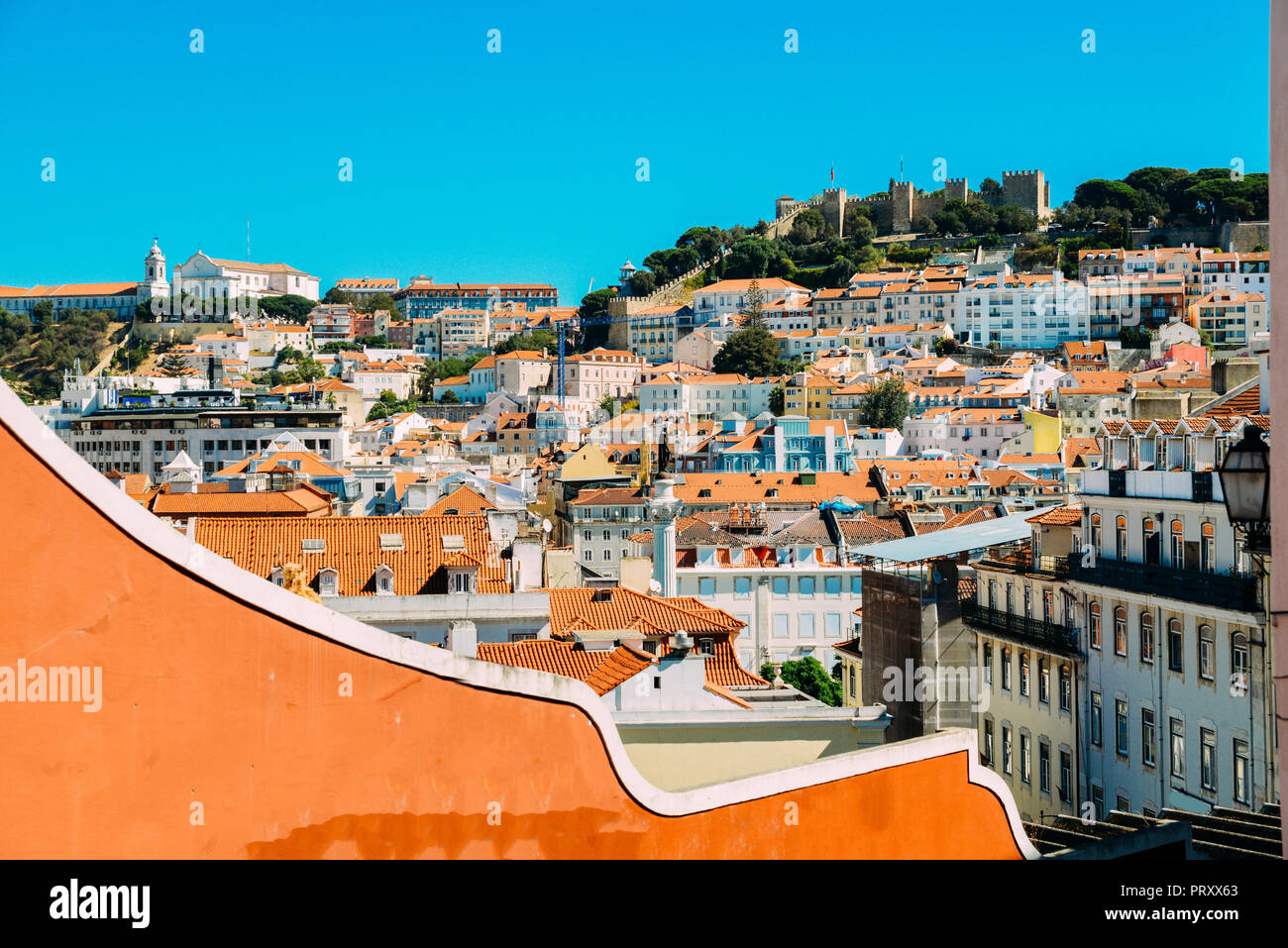 Blick auf typische Architektur in Baixa und Lissabon Festung von Saint George, Portugal Stockfoto
