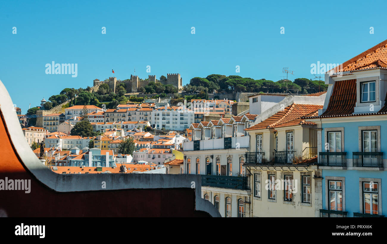 Blick auf typische Architektur in Baixa und Lissabon Festung von Saint George, Portugal Stockfoto