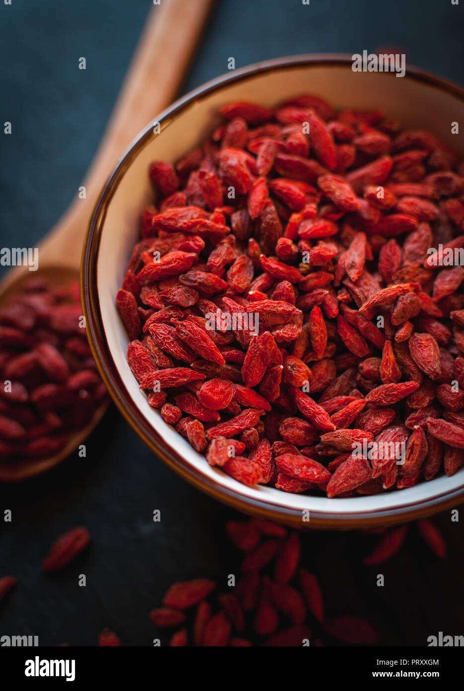 Close-up von getrockneten Goji Beeren in der Schüssel auf dunklem Hintergrund Stockfoto