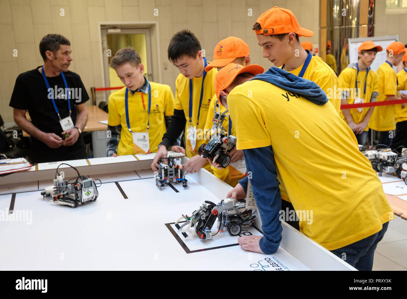 In Tjumen, Russland - am 16. Februar. 2017: Offene Meisterschaft der Qualifikation unter den Jugendlichen. World Skills Russland Tjumen - 2017. Wettbewerbe von Robotern amo Stockfoto
