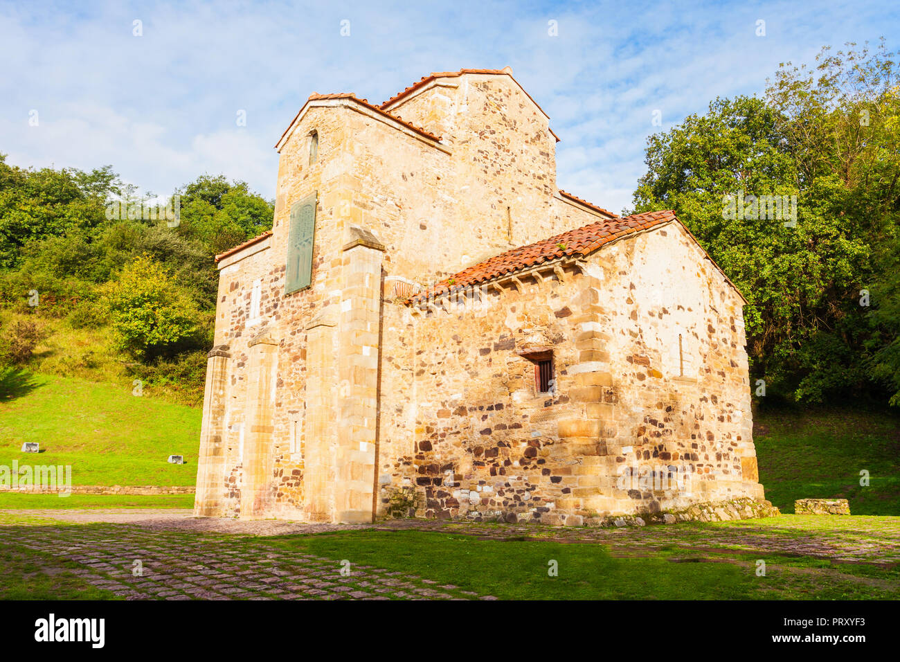 Kirche von San Miguel de Lillo oder St. Michael ist eine römisch-katholische Kirche auf dem Berg Naranco, in der Nähe der Santa Maria del Naranco, Oviedo, Spanien Stockfoto