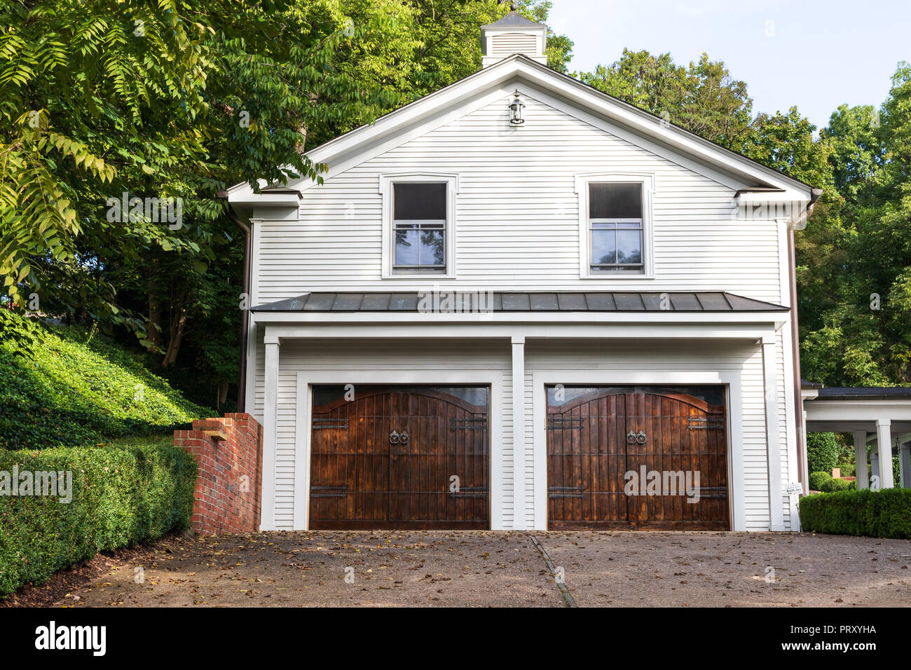 Erwin, TN, USA -9/29/18: ein 2-stöckiges, Garage für zwei Autos mit einem Portikus auf der rechten Seite. Stockfoto