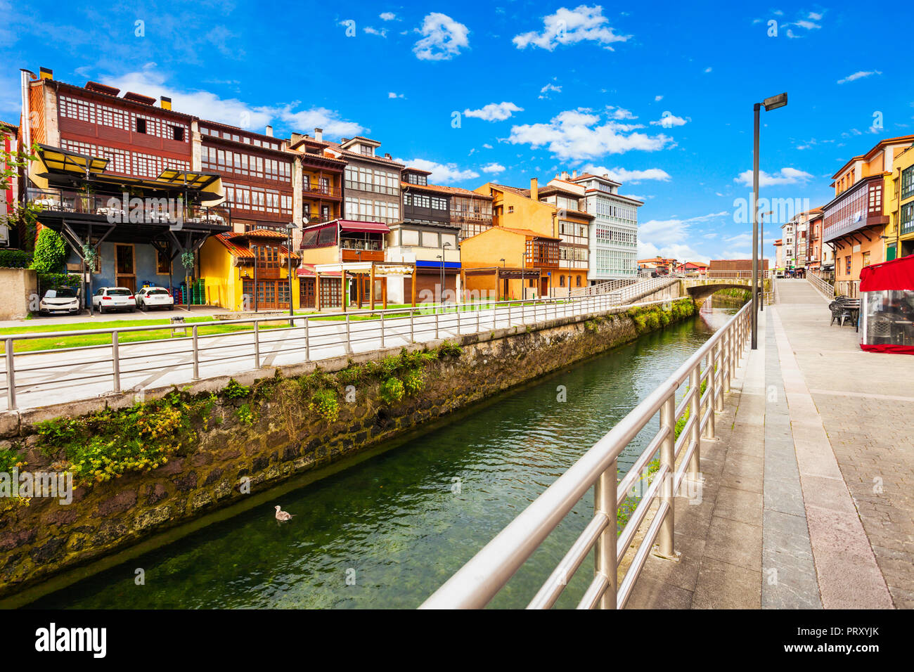 Schönheit Häuser am Llanes Stadt Damm, Provinz Asturien im Norden Spaniens Stockfoto