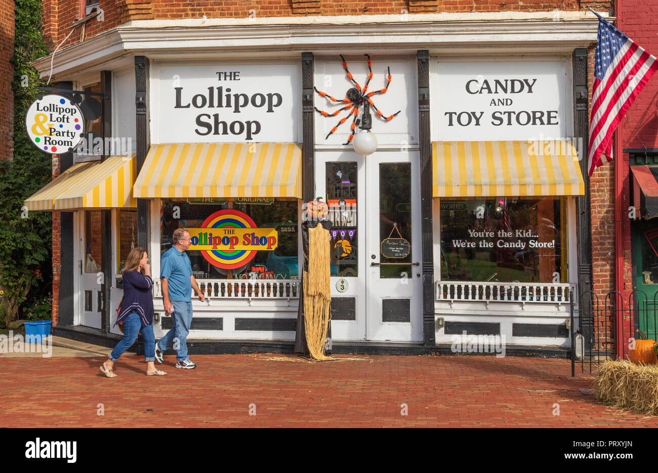 Erwin, TN, USA -9/29/18: ein Mann und eine Frau an einem Candy Shop, die Lollipop Shop genannt. Stockfoto