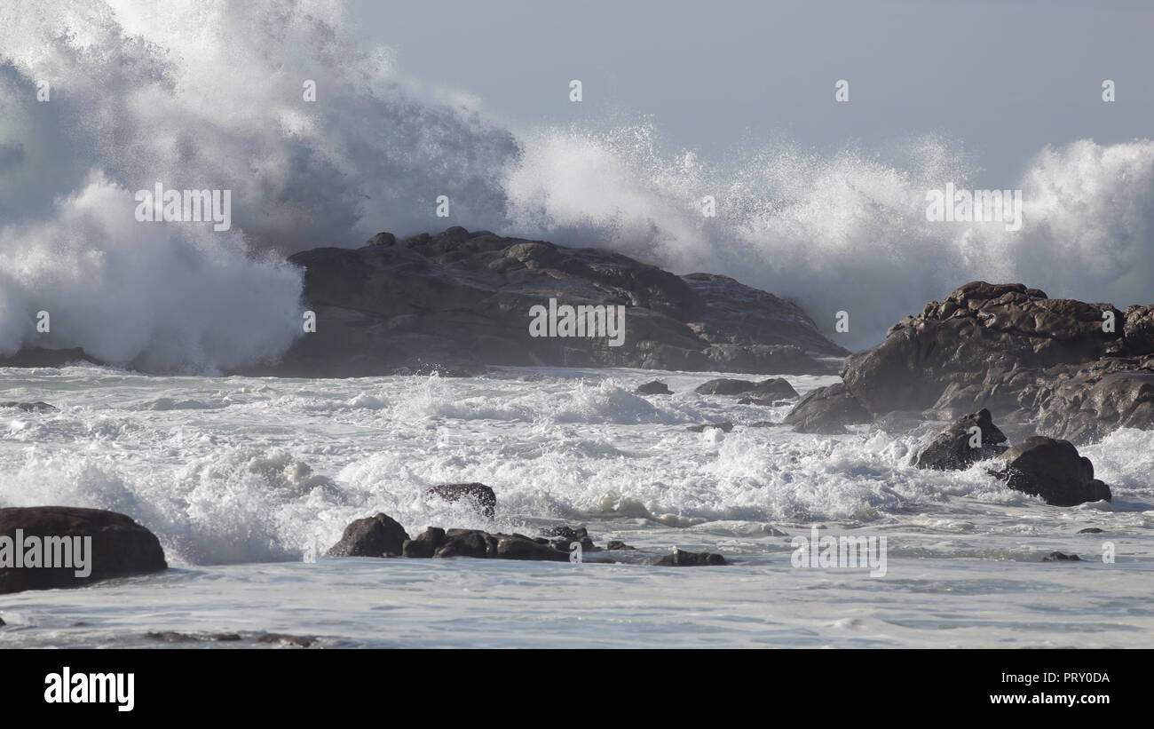 Stürmische Wellen im Meer planschen in einem sonnigen Tag. Nördlichen Portugiesischen felsigen Küste. Stockfoto