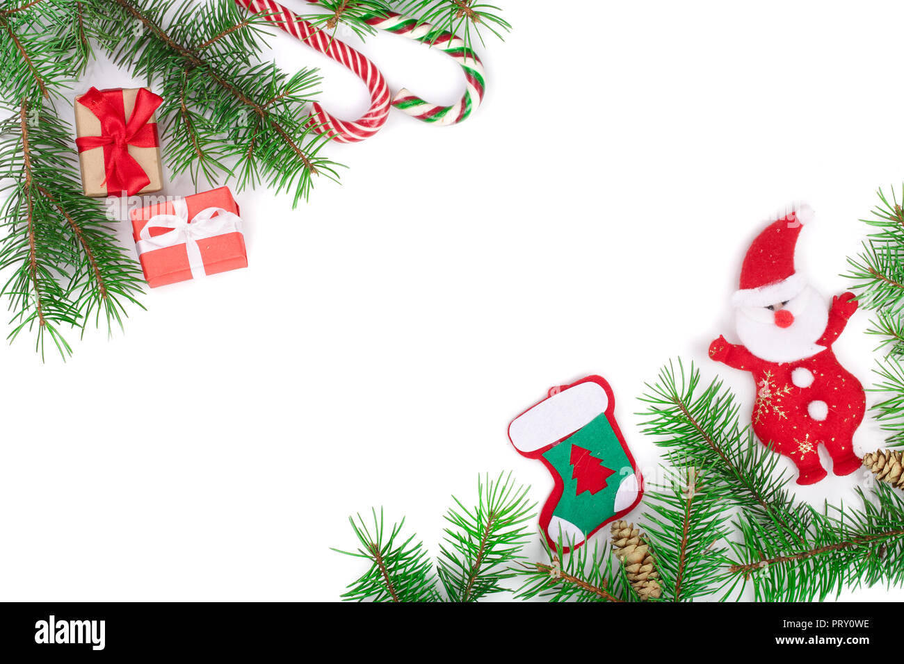 Weihnachten Rahmen der Fir Tree Branch mit Zuckerstangen und Santa Claus isoliert auf weißem Hintergrund mit Kopie Platz für Ihren Text. Ansicht von oben. Stockfoto