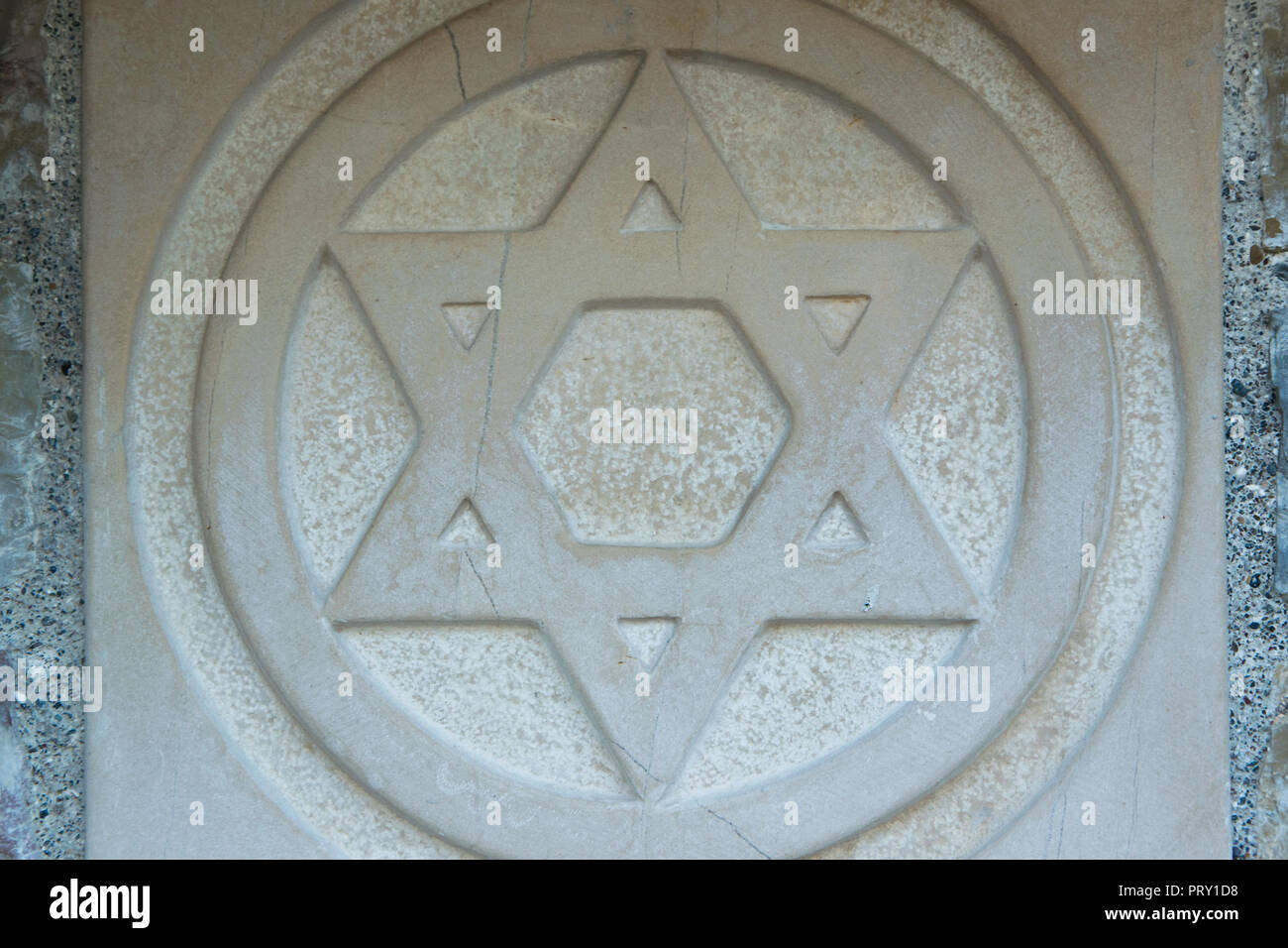 Der Davidstern eingraviert in den Marmor - traditionelles Symbol für moderne jüdische Identität und Judentum Stockfoto