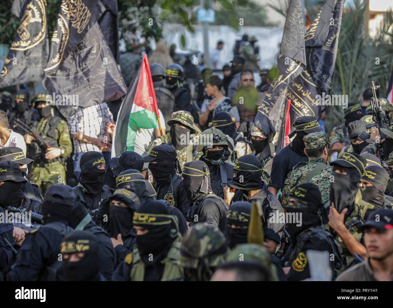 Militärs während der Parade zu sehen. Mitglieder der Palästinensischen Al-Quds-Brigaden, der militärische Flügel der Islamischen Dschihad Gruppe März in den Straßen von Gaza Stadt mit ihren Waffen Loyalität für den Iranischen zu zeigen - unterstützte palästinensische Bewegung des neu gewählten Führer Ziad al-Nakhalah. Stockfoto