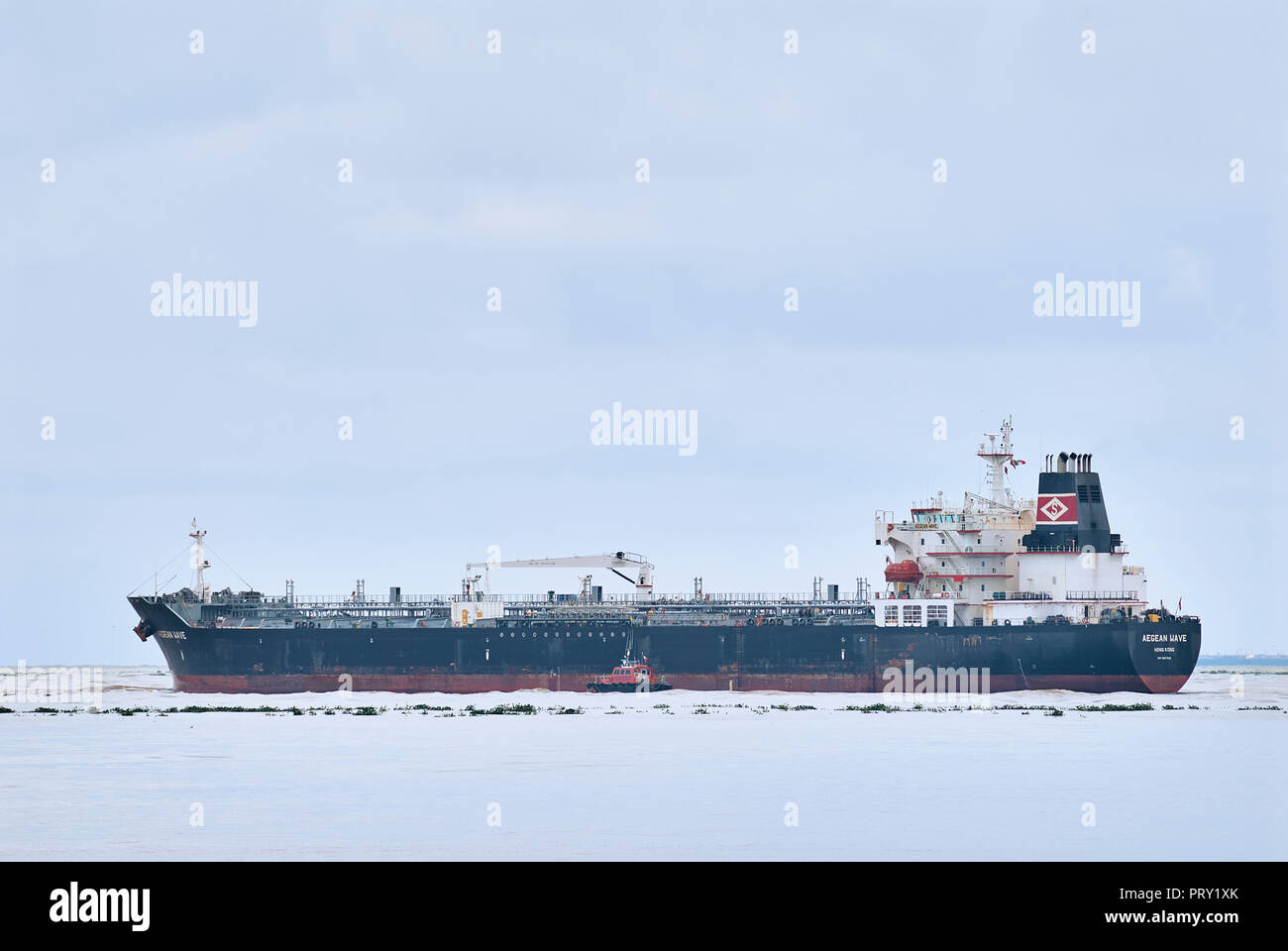COATZACOALCOS, VER/MEXIKO - Sept 28, 2018: 'Aegean Wave" Öl- und Chemikalientanker Schiff verlässt den Pajaritos Logistik Terminal, unterstützt durch ein marine Pilot Stockfoto