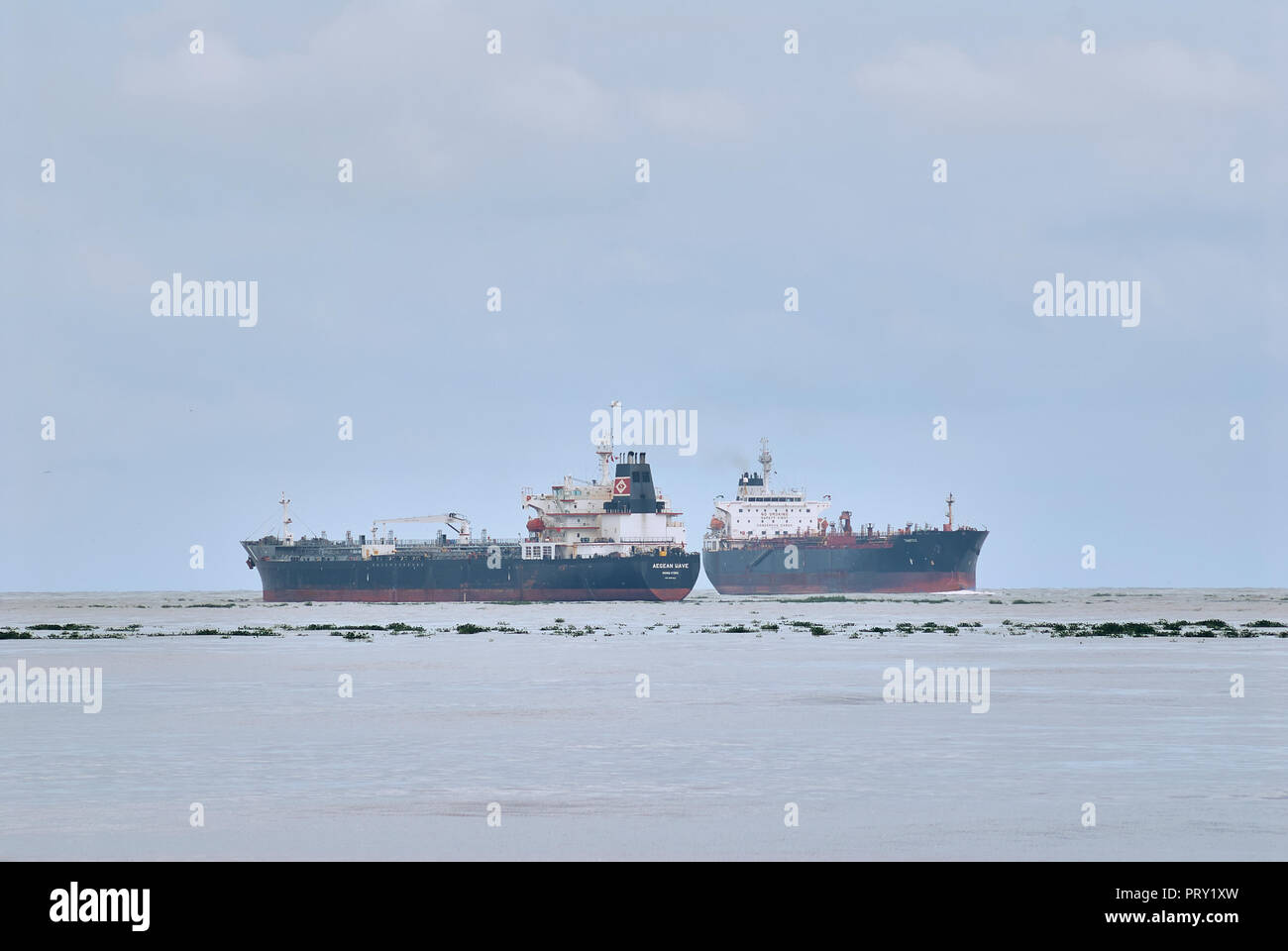 COATZACOALCOS, VER/MEXIKO - Sept 28, 2018: "Schiff fährt Aegean Wave' und 'Tampico' Öltanker an den Pajaritos Logistics Terminal Stockfoto