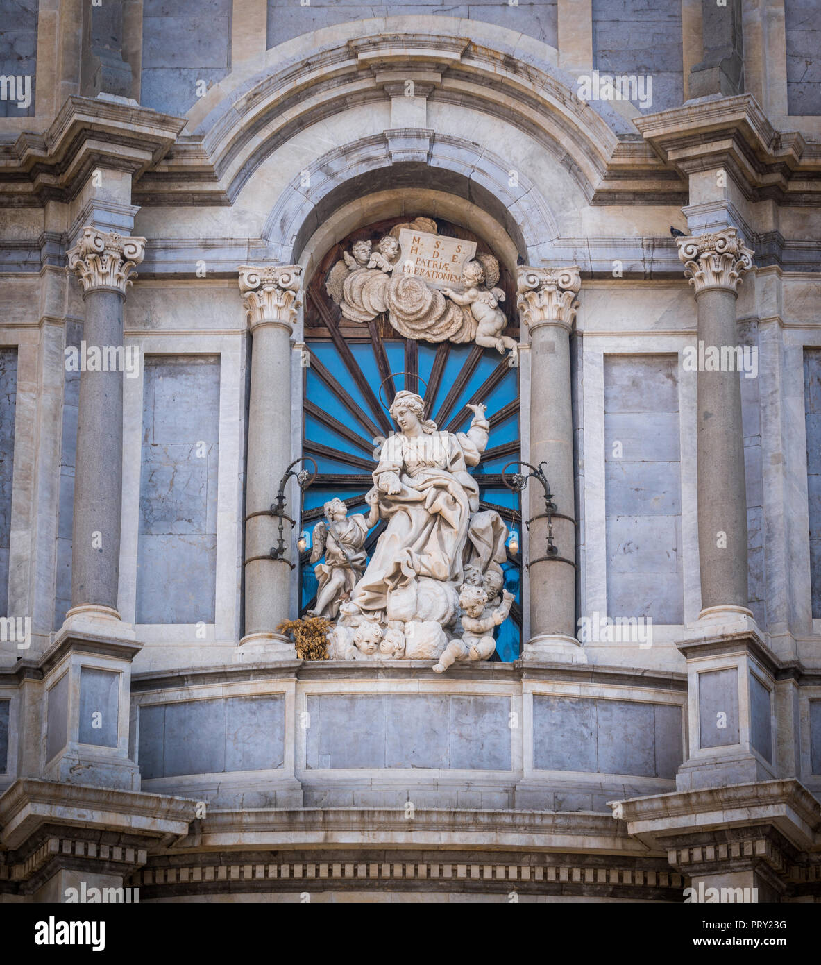Statue des Hl. Agatha an der Fassade von Catania Duomo. Sizilien, Italien. Stockfoto