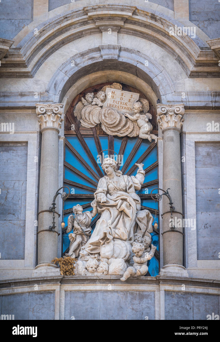 Statue des Hl. Agatha an der Fassade von Catania Duomo. Sizilien, Italien. Stockfoto