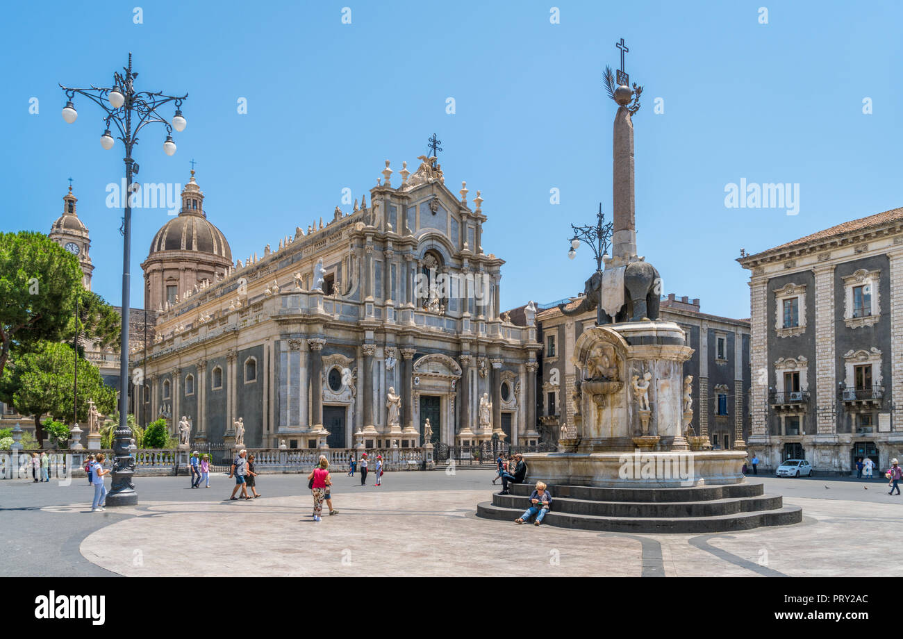 Die Piazza del Duomo in Catania an einem Sommermorgen, mit Dom der Hl. Agatha und der Elefantenbrunnen. Sizilien, Süditalien. Stockfoto
