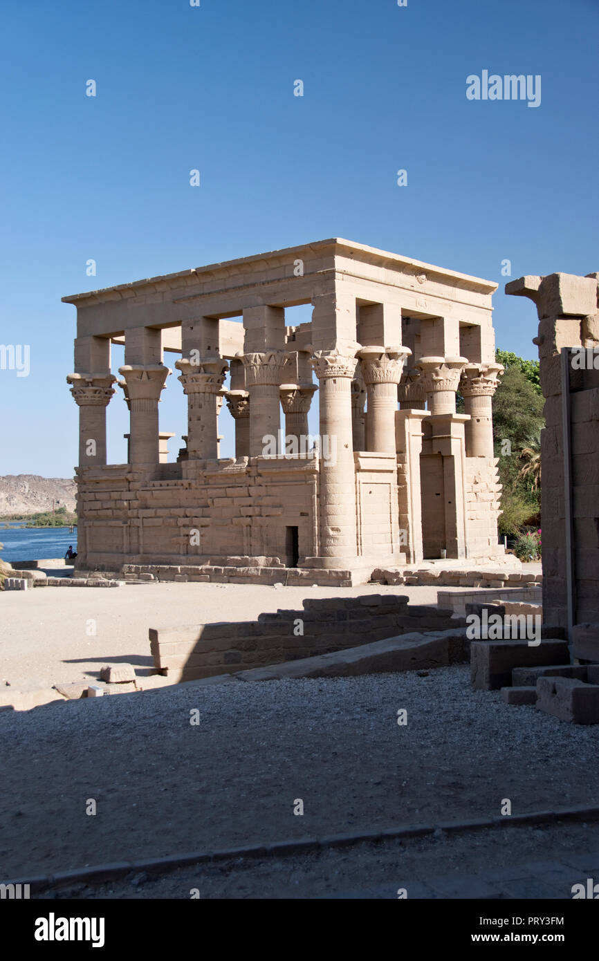 Die Trajan Kiosk, ein hypaethral Tempel von Philae, der von der UNESCO in den 60er Jahren auf der Insel Agilkia, Assuan, Ägypten verlegt. Stockfoto