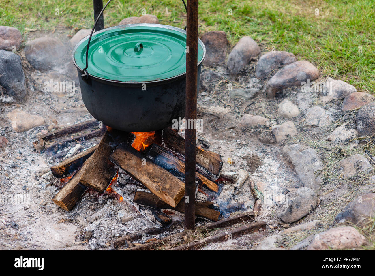 Essen Topf hängt über brennendes Feuer Stockfotografie - Alamy