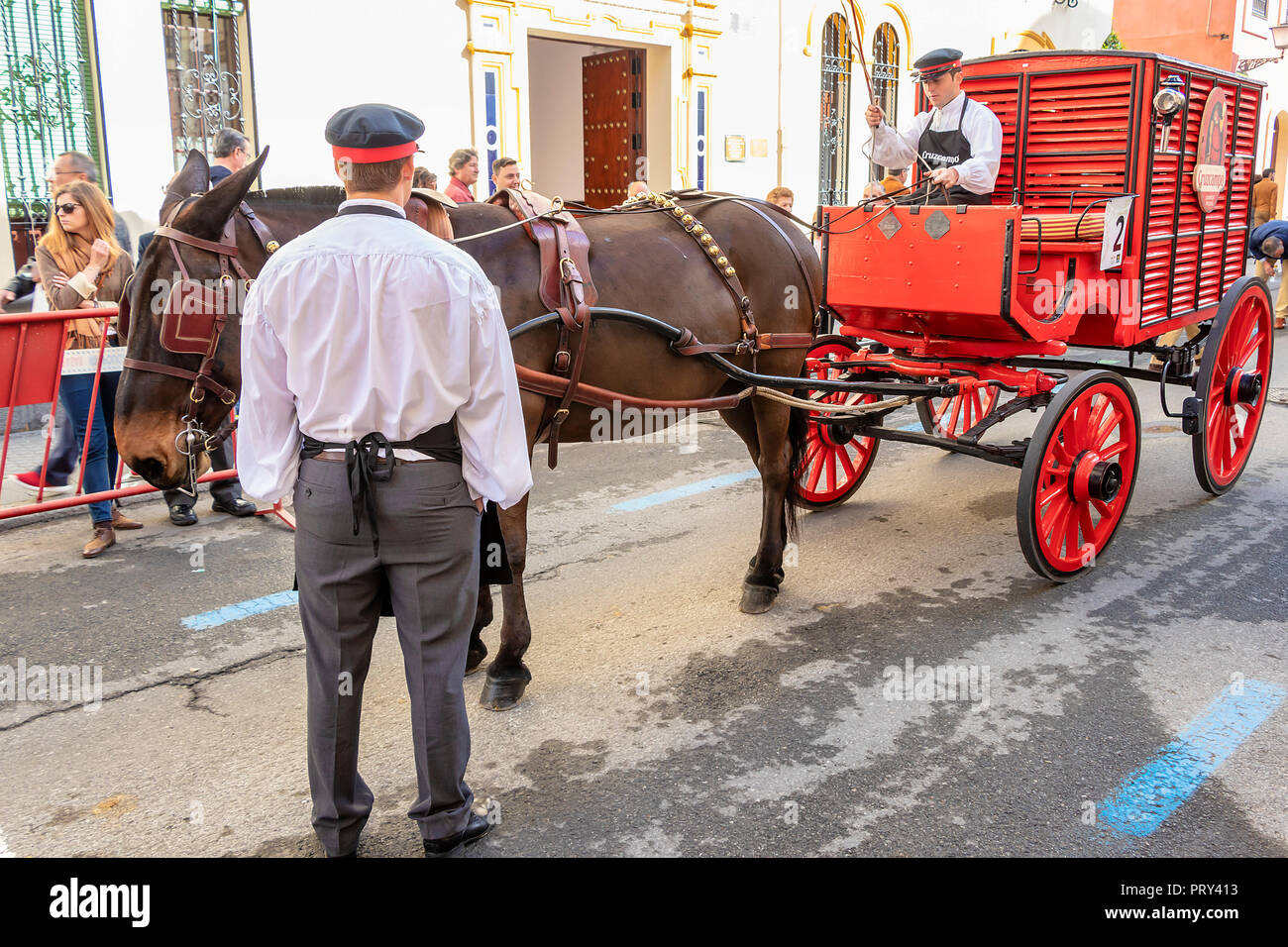 Sevilla, Spanien - 15 April, 2018: Kutsche von Bier Lieferung in Sevilla Abril Stockfoto