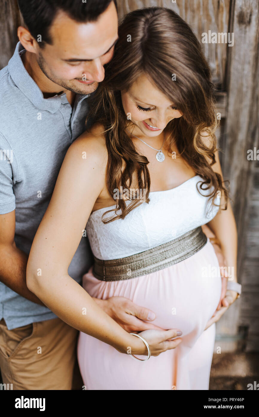 Portrait der schwangeren Frau und ihrem Ehemann berühren, auf ihren Bauch Stockfoto