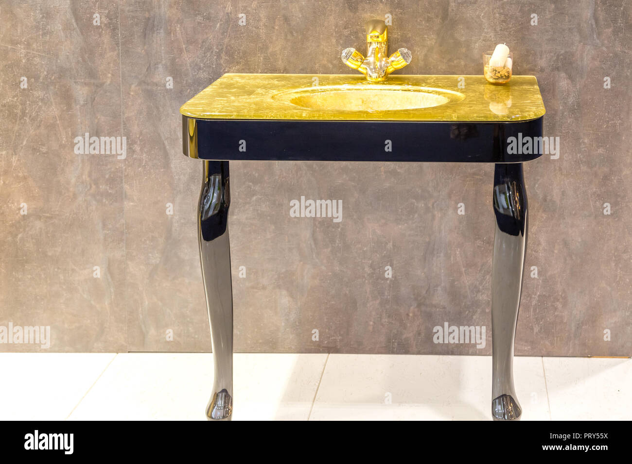 Wasserhahn auf goldenen Waschbecken im luxuriösen Badezimmer Stockfoto
