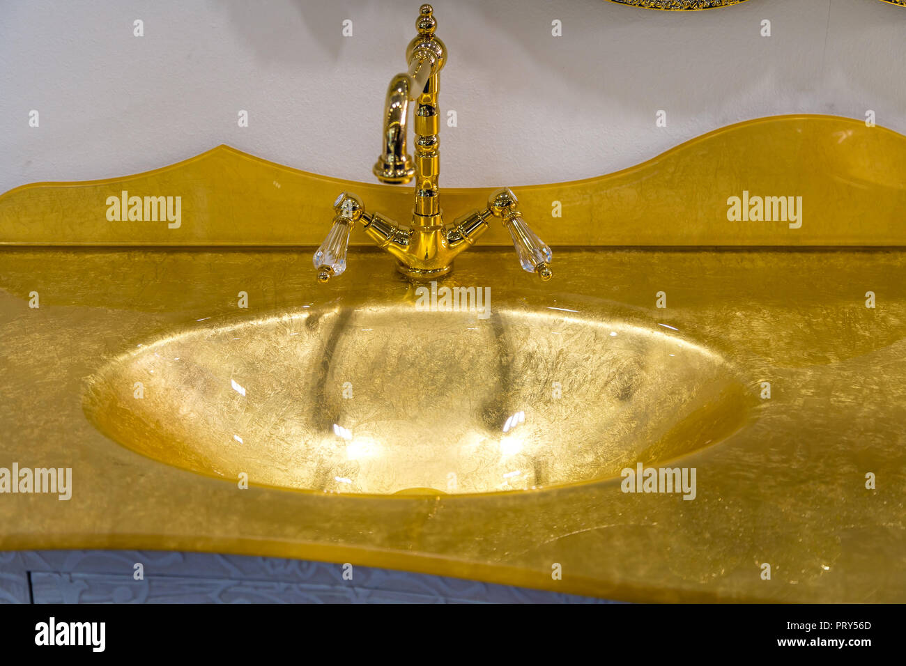 Wasserhahn auf goldenen Waschbecken im luxuriösen Badezimmer Stockfoto