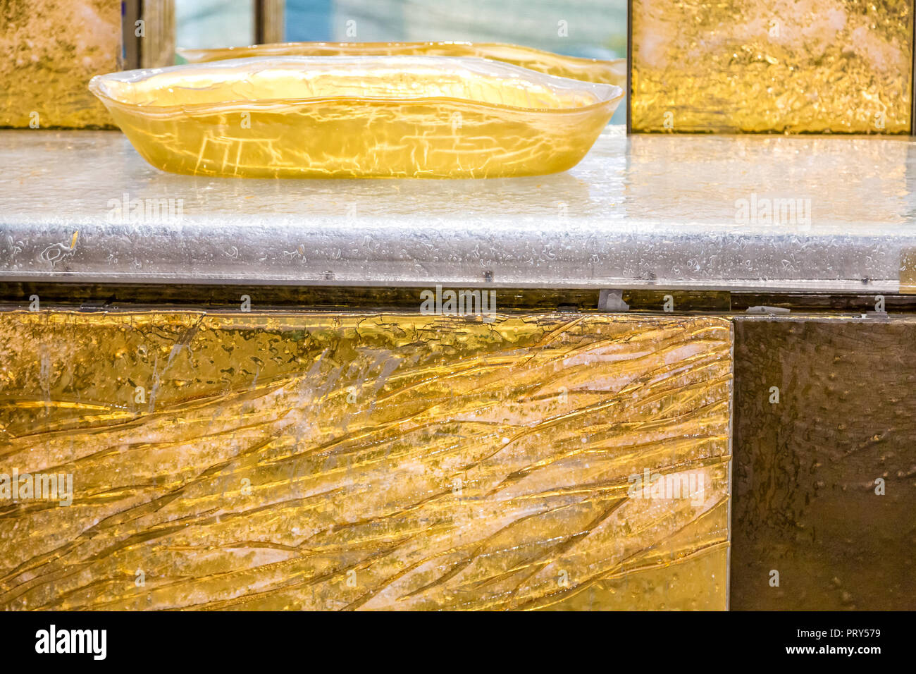 Golden Waschbecken im luxuriösen Badezimmer Stockfoto