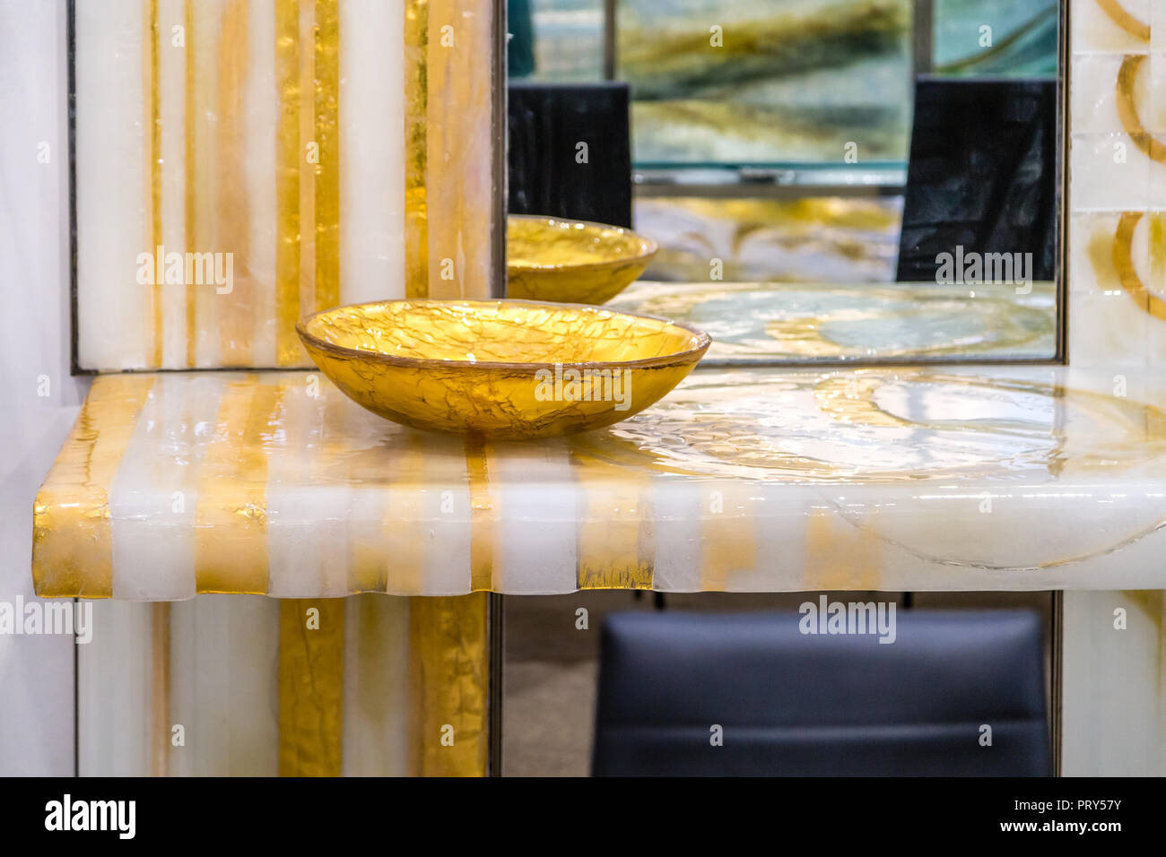 Golden Waschbecken im luxuriösen Badezimmer Stockfoto