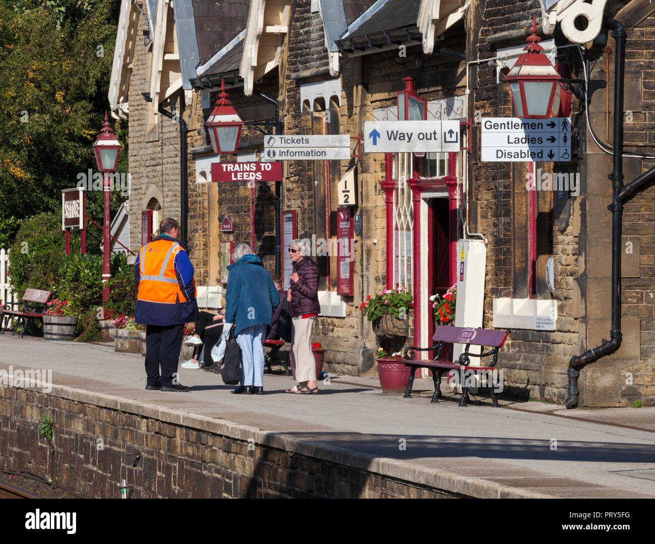 Passagiere am Bahnhof vereinbaren für einen nördlichen Zug (es gab nur 2 in jede Richtung) auf einem RMT Guards strike Tag warten Stockfoto