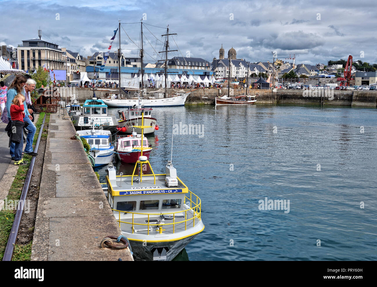 Trawler bei Granville Stockfoto
