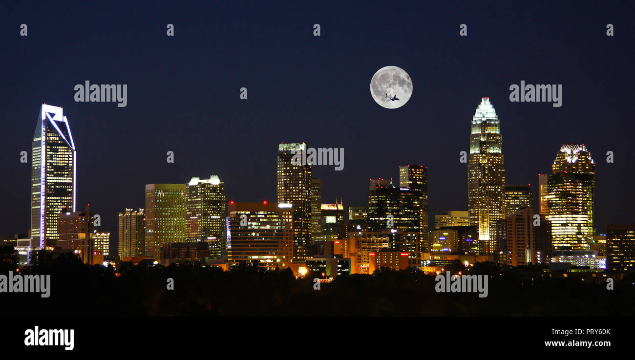 Foto composite von Charlotte, North Carolina, Skyline, Nacht, mit einem vollen Mond Overhead. Stockfoto