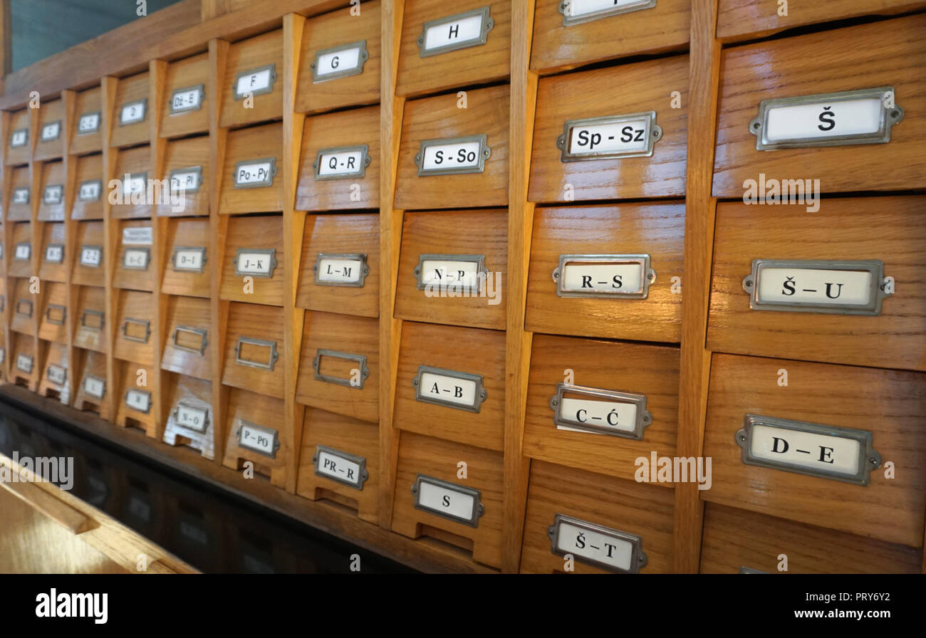 Bibliothek alte Holz- Katalog für Katalog Karten, mit Buchstaben auf Schubladen, Seitenansicht Stockfoto
