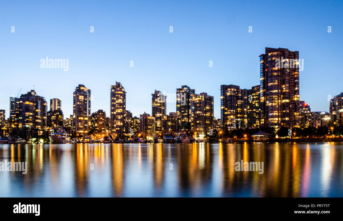 Skyline von Yaletown in Vancouver bei Nacht Stockfoto