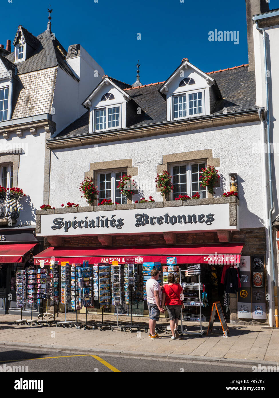 PONT AVEN STADT BRETAGNE FRANKREICH Pont-Aven Village Shopping Center mit ein paar Surfen Urlaub Postkarten Finistère Bretagne Frankreich Stockfoto