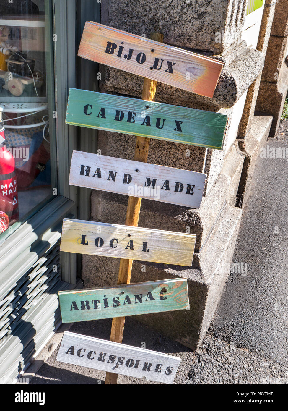 SOUVENIRS rustikale hölzerne Schilder vor einem SOUVENIRLADEN in Pont-Aven, in dem lokale, handgefertigte Bijou-Geschenke für Touristen angeboten werden Pont Aven Bretagne Frankreich Stockfoto