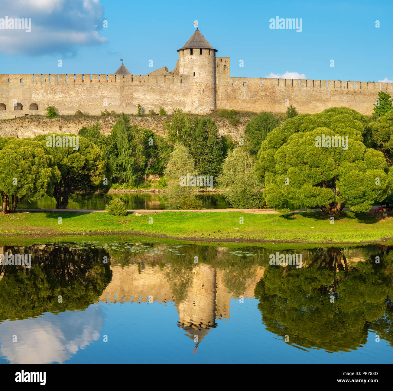 Festung Iwangorod an der Grenze zu Russland und Estland am Ufer des Flusses Narva Stockfoto