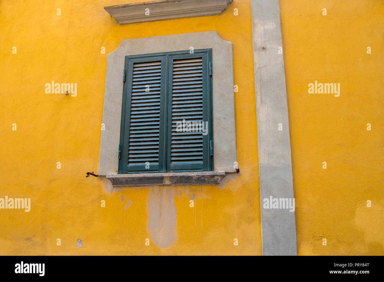 Gelbe Wände, grüne Fensterläden aus Holz, traditionelle italienische Architektur Details, Vico Equense Italien, Europa Altstadt Konzept heißen Sommer Stockfoto